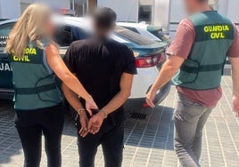 Imagen del detenido por los agentes de la Guardia Civil