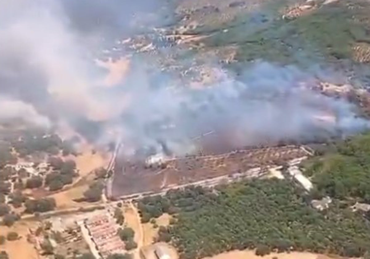 Imagen aérea del incendio declarado en el Paraje Casas del Rebollar de la Virgen en Constantina