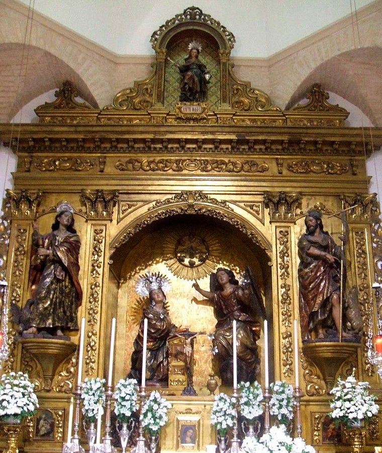 El retablo mayor del convento de la Encarnación con Santa Marta en el ático, el grupo de la Encarnación en la parte central y los Santos Juanes a los lados
