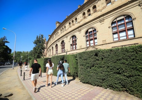 Imagen secundaria 1 - Aires acondicionados en una de las fachadas; setos en la avenida Nicolás Alpériz; y vallado en la avenida Gran Capitán, junto a la avenida de Portugal