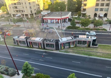 Accidente del tranvía en la avenida San Francisco Javier de Sevilla tras chocar contra una catenaria y salir ardiendo