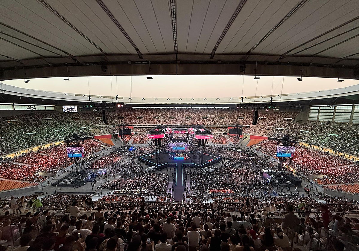 Imagen del Estadio de la Cartuja lleno con 80.000 espectadores en La Velada del Año V