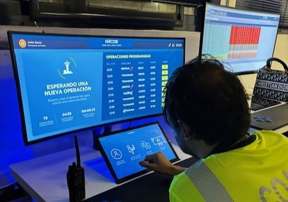 Un técnico frente al pupitre de control