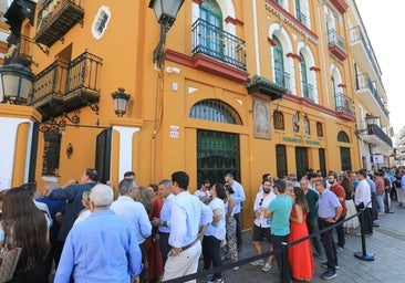 Hermanos de la Macarena haciendo cola para entrar en el cabildo del martes