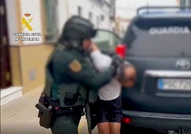 Huye por la azotea de su casa en Benacazón tras amenazar con un arma de fuego a su exmujer