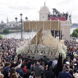 La Virgen de la Esperanza llegando a Triana en la mañana del Viernes Santo