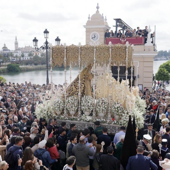La Virgen de la Esperanza llegando a Triana en la mañana del Viernes Santo