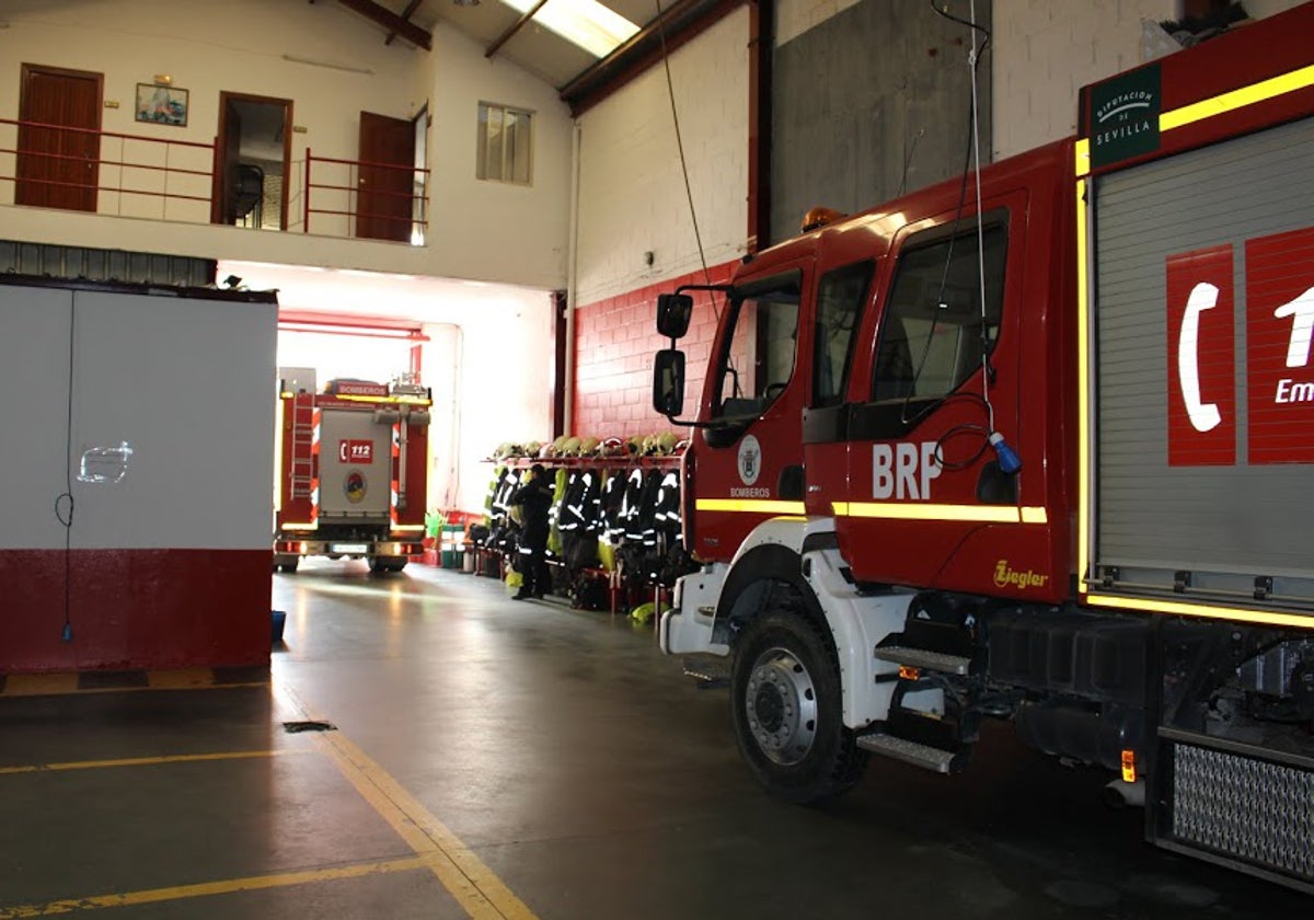 Un parque de bomberos en Sevilla, con dos camiones y diverso material listo para acudir a una emergencia