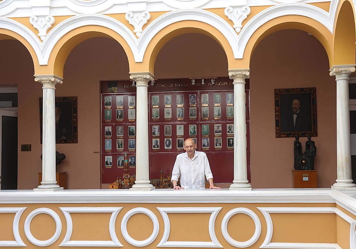 Emilio Boja Malavé junto a la galería de retratos de todos los presidente del Ateneo de Sevilla