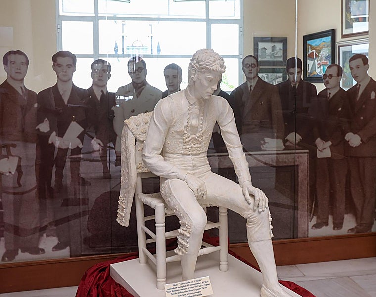 La famosa foto de los poetas de la Generación del 27 en el Ateneo y en primer plano escultura de Guadalupe Guzmán