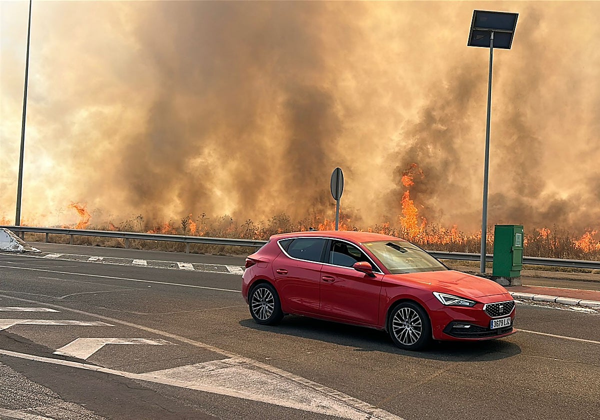 Las llamas provocaron una fuerte humareda junto a la A-8028