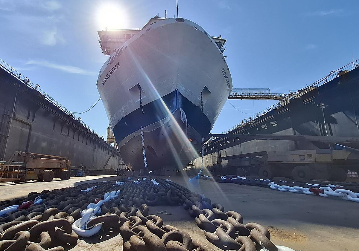 El buque 'Global Mercy', en el dique seco del astillero de Cádiz