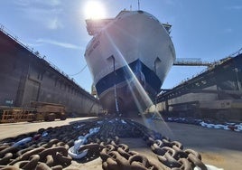 El astillero de Cádiz de Navantia termina el mantenimiento del buque hospital más grande del mundo