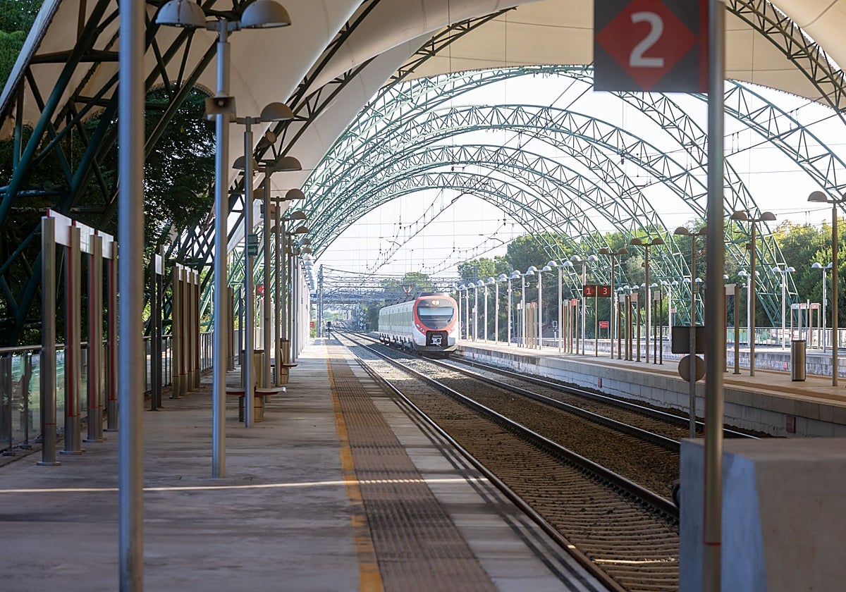 Un tren se aproxima al anden en la estación de Cercanías de la Cartuja
