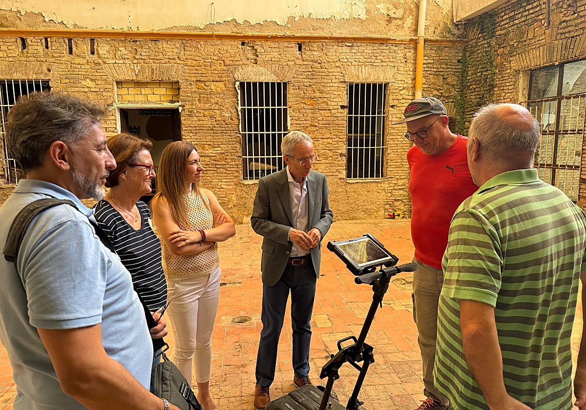 El alcalde de Utrera observa los detalles que ofrece el georradar en la sinagoga