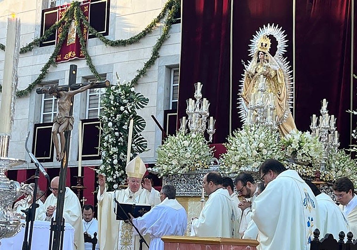 Nuestra Señora de las Nieves Coronada, patrona de Los Palacios, procesiona este 5 de agosto por las calles de su pueblo