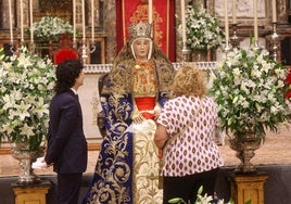 Largas colas de sevillanos acuden a la Catedral para el besamanos de la Virgen de los Reyes pese al calor