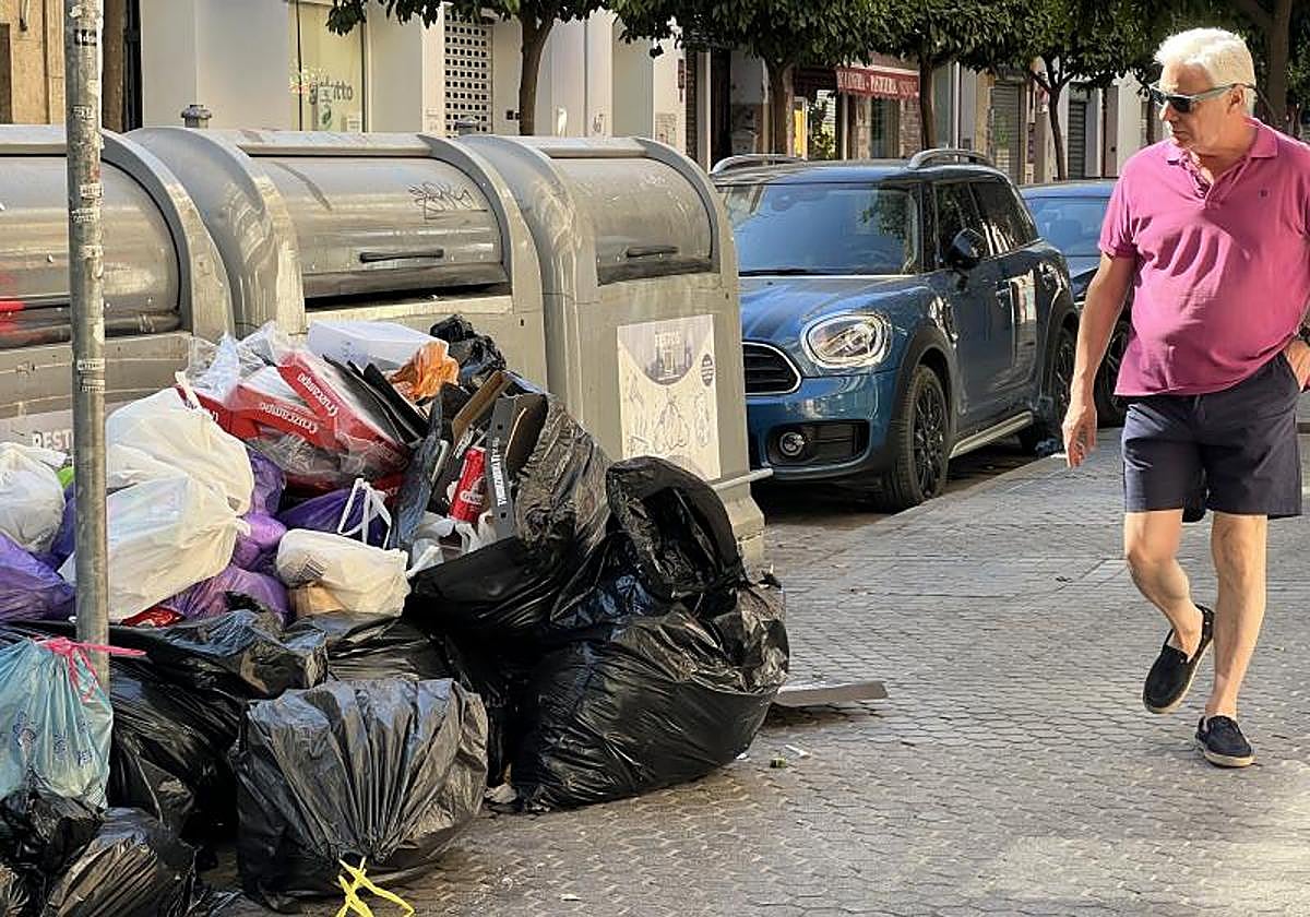 Contenedores de basura en una calle de Sevilla