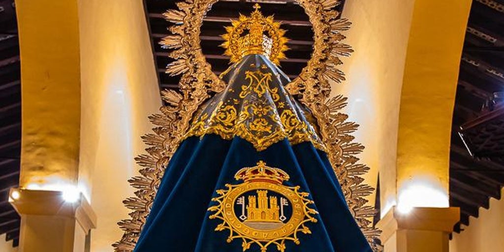 Bendicen el nuevo manto  de los devotos  de la Virgen del Águila de Alcalá de Guadaíra