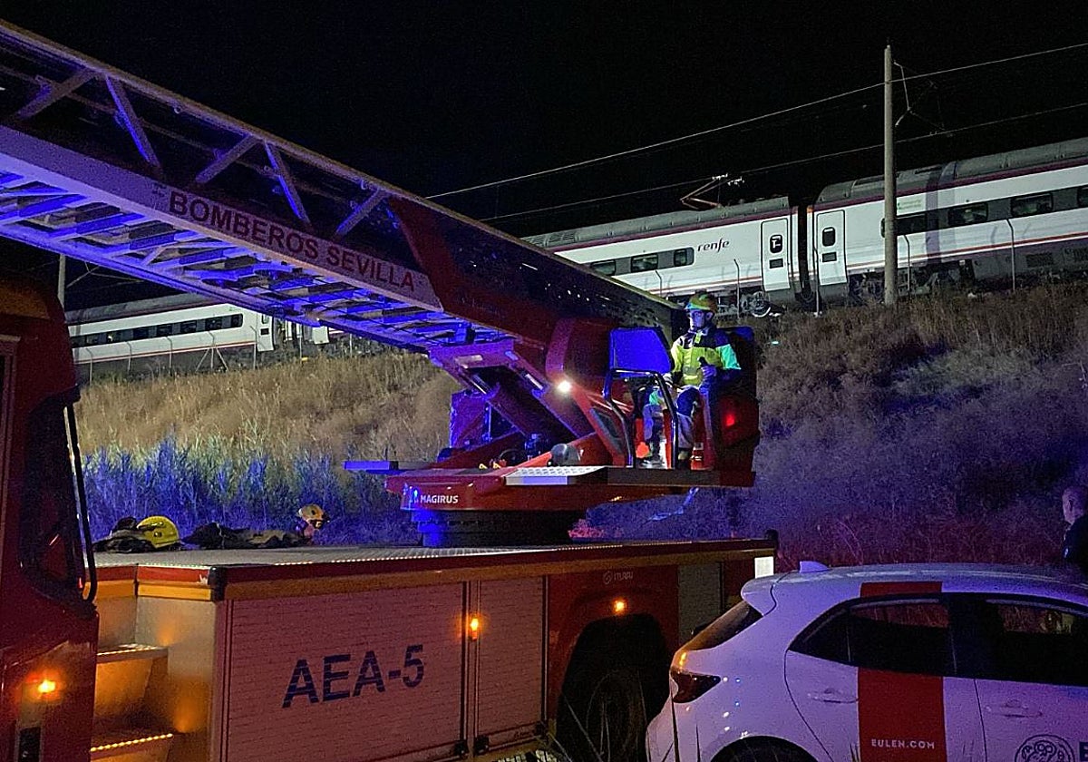 Operarios anoche trabajando en la estación de Santa Justa