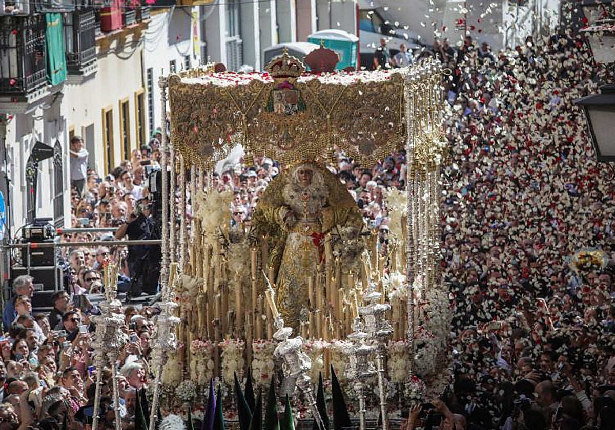 La Macarena de vuelta por su barrio en la mañana del Viernes Santo