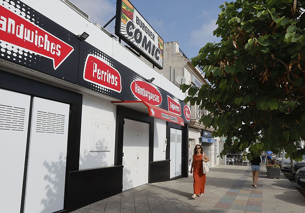 La pelea inicial y el posterior tiroteo se produjo en el entorno de la plaza de los Mártires del Pueblo de Las Cabezas, en un establecimiento de comida