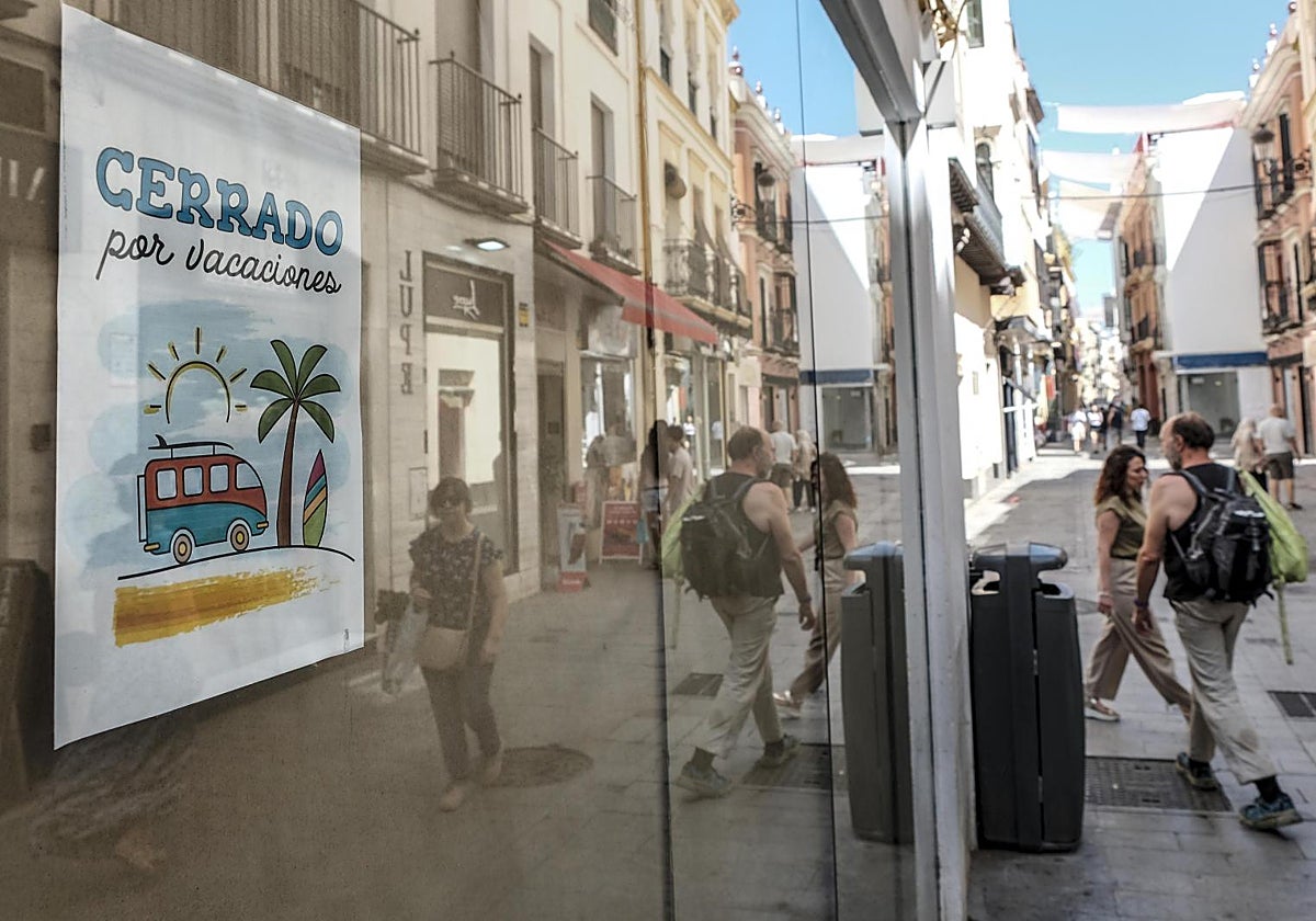 Escaso trasiego veraniego en las calles del centro