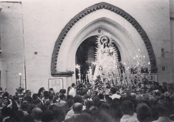 La Virgen de las Nieves saliendo a mediados del siglo pasado