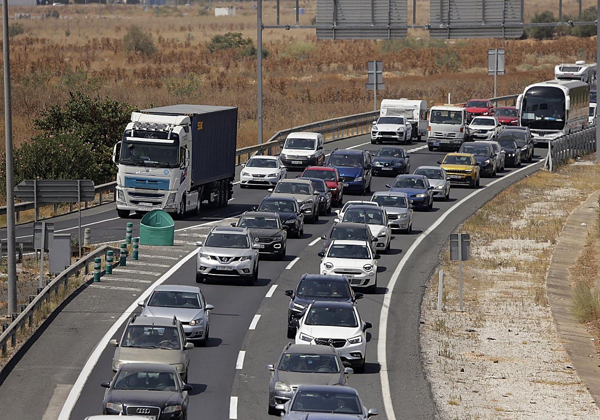 Multitud de coches se ven atrapados en su intento por salir de Sevilla por la AP-4