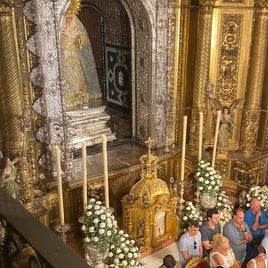 Hermanos de la Macarena en el altar mayor de la basílica durante el cabildo