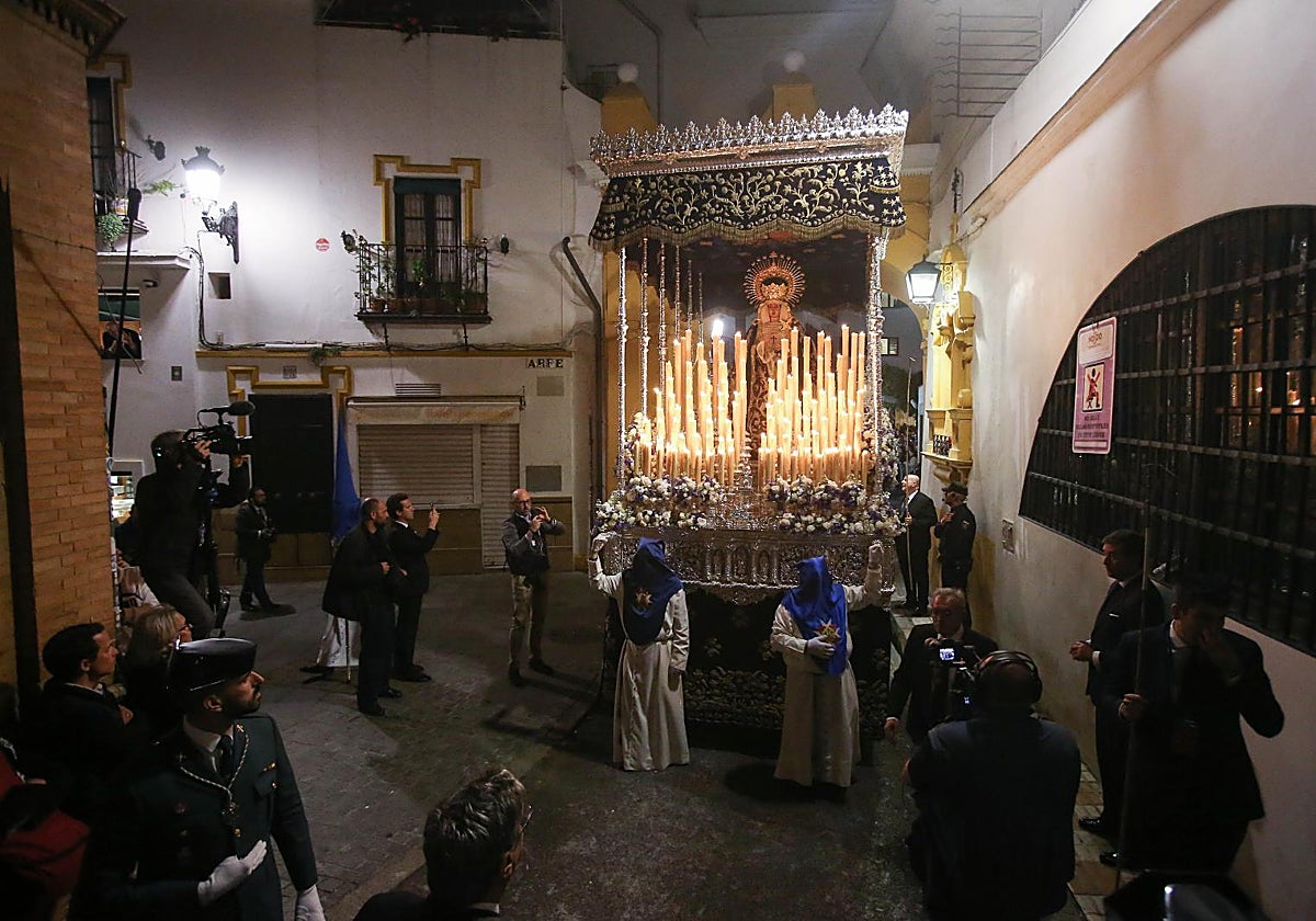 La Virgen de Montserrat, a su paso por el Arco del Postigo
