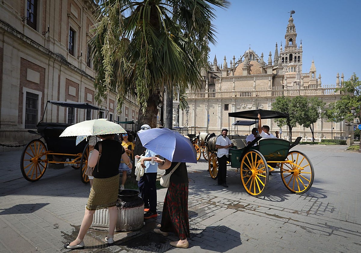 Turistas en Sevilla en plena ola de calor