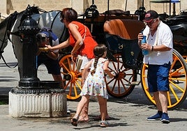 Sevilla afronta el pico de calor extremo con un déficit para combatirlo