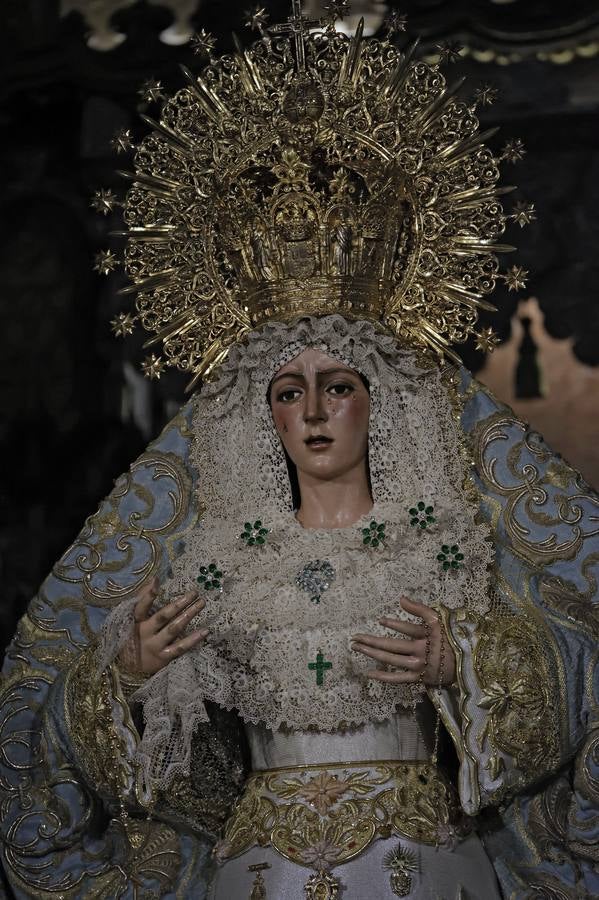 Hermanos y fieles pasan por el camarín de la Macarena antes de ser retirada al culto para su restauración