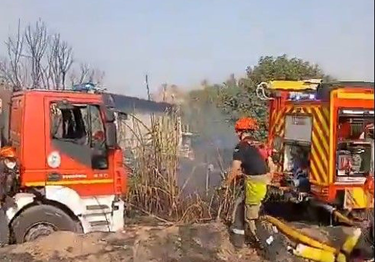 Los efectivos del Consorcio Provincial de Bomberos en el incendio de Valencina