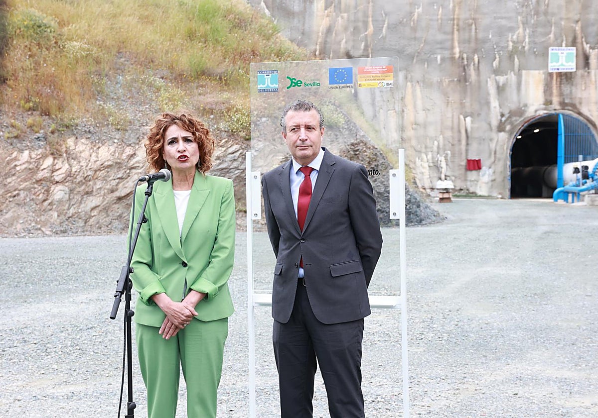 María Jesús Montero y Javier Fernández en el acto de presentación de las obras del embalse del Huesna