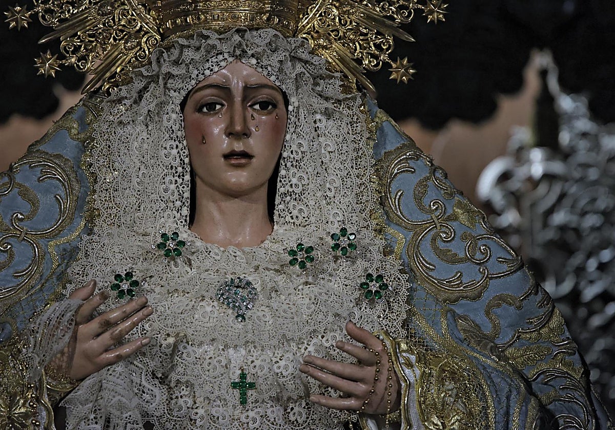 Plano medio de la Virgen de la Esperanza este martes en su basílica