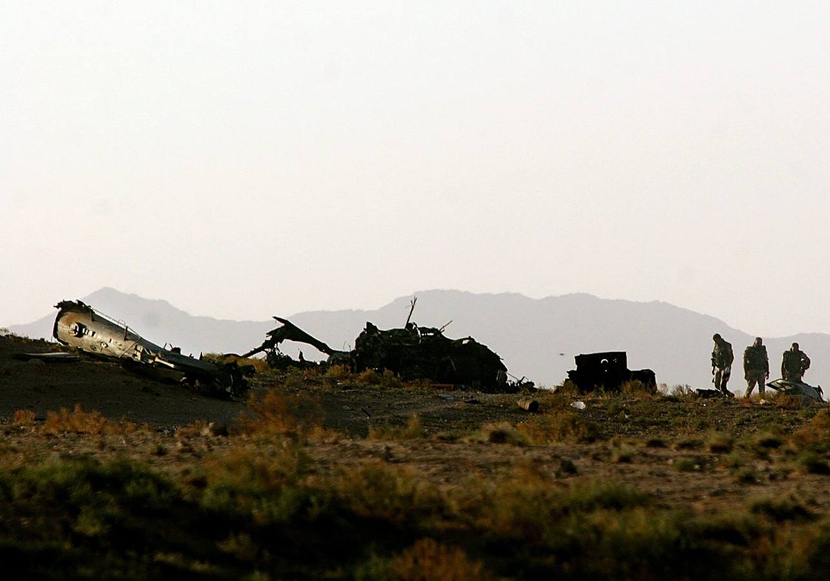 Imágenes de los restos accidentados del helicóptero Superpuma del Bhelma IV en Herat