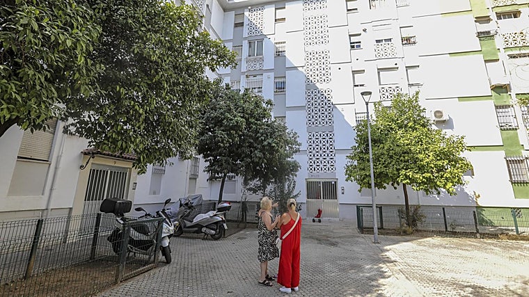 Vecinas de San Pablo miran las fachadas de los bloques del barrio