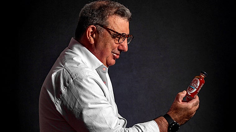 El ingeniero Julio Estalella sostiene una de sus salsas picantes