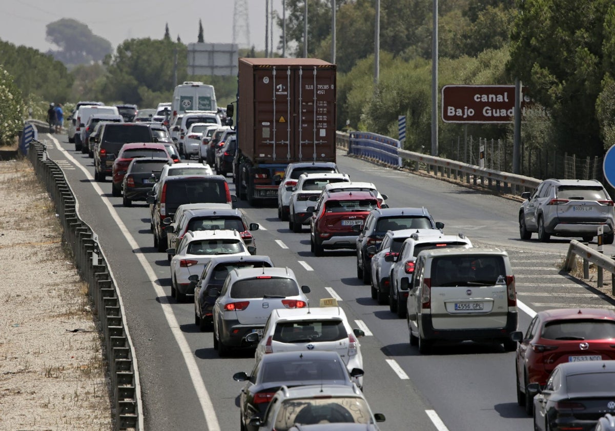 Retenciones en la autovía AP-4 en pleno verano