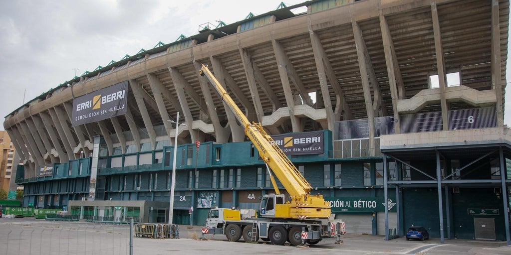 Comienza la demolición de los elementos de la grada de Preferencia del Benito Villamarín