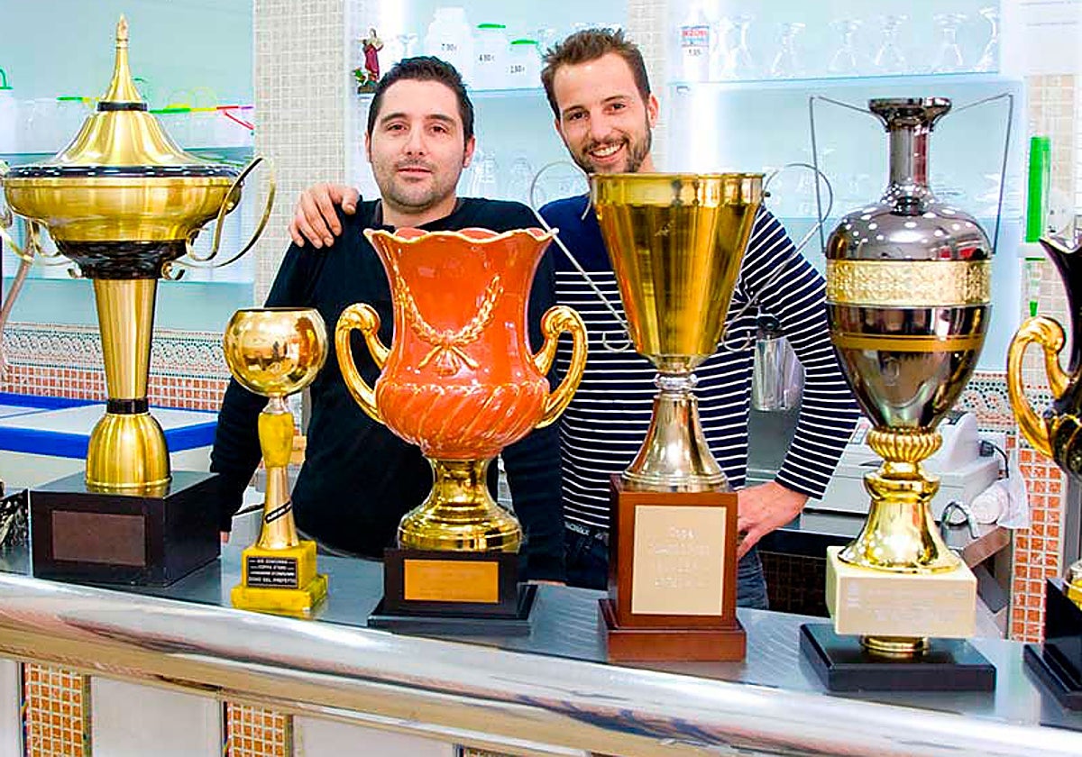 Eloy y Lucas junto a los trofeos que han ganado en concursos de helados