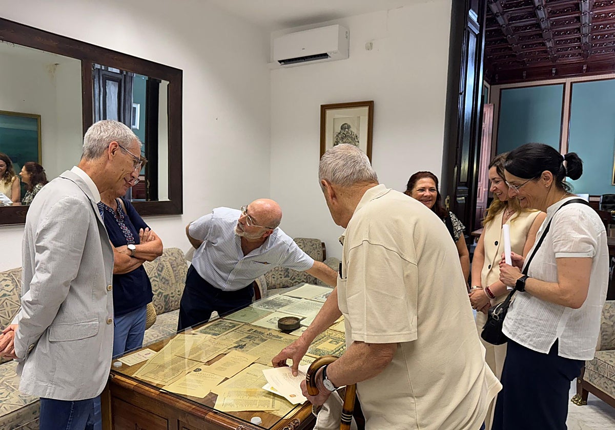 Manuel Gómez Machuca le muestra al alcalde de Utrera, Francisco Jiménez, algunos documentos históricos en su posesión