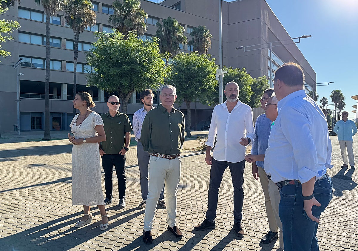 El alcalde en el exterior del estadio de la Cartuja