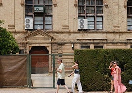 El Gobierno ignora la orden del Ayuntamiento de Sevilla de retirar los elementos que afean la Plaza de España