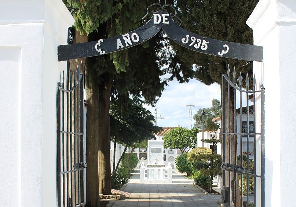 Puerta de acceso al cementerio de Castilblanco