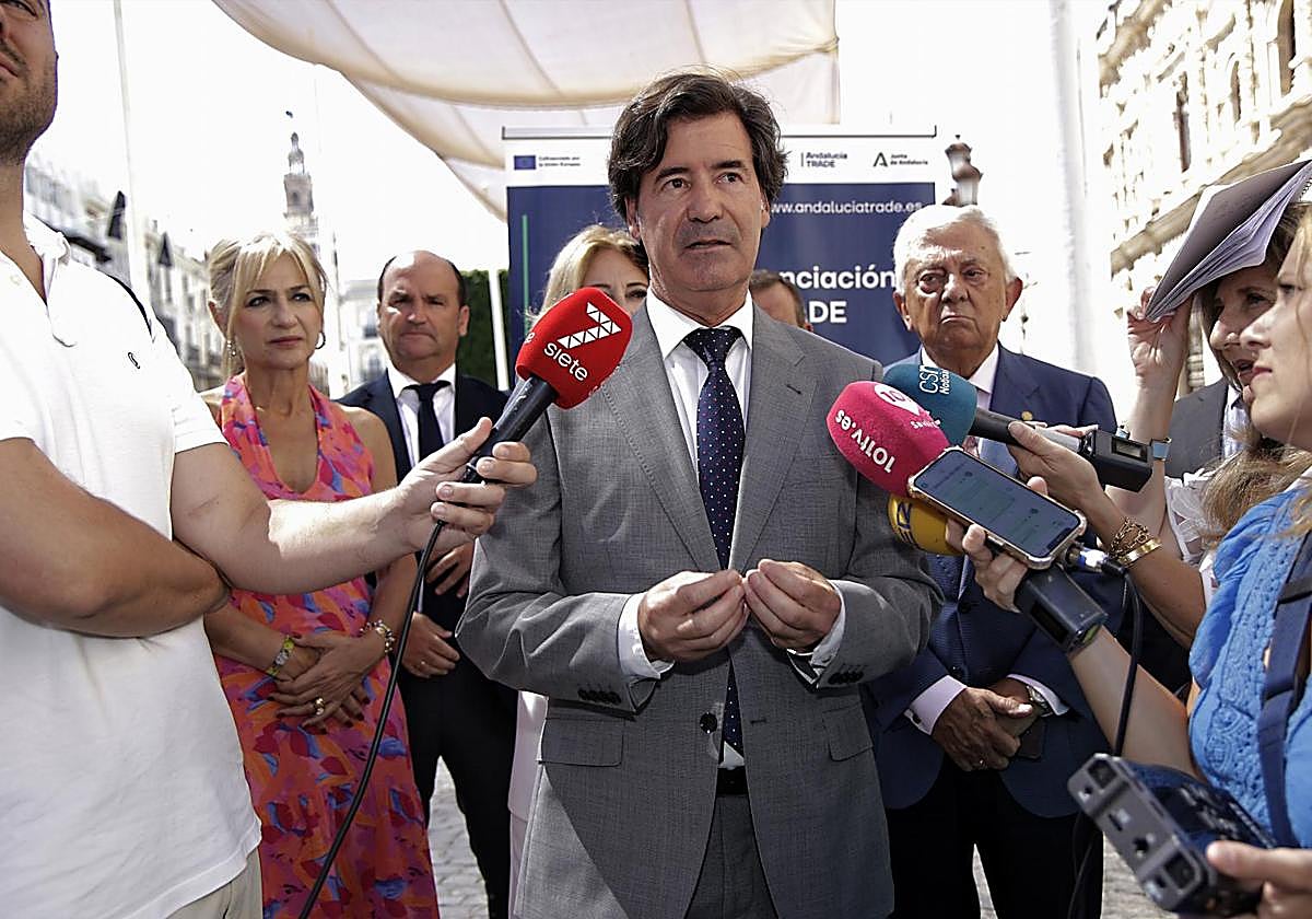 Miguel Rus atiende a los medios de comunicación en una imagen de archivo