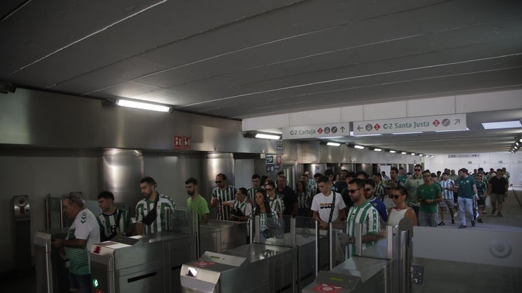Aficionados béticos llegan al Estadio de la Cartuja por la estación de cercanías