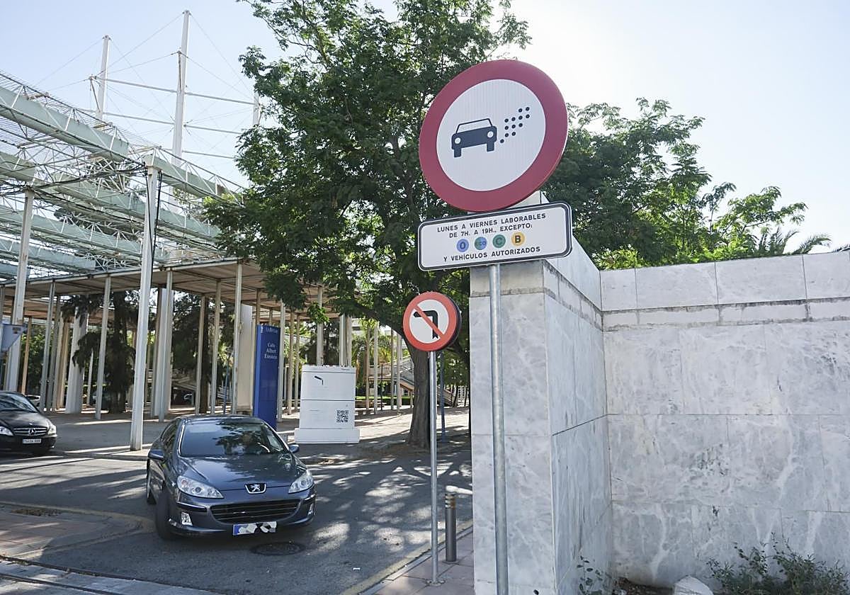 Señales en la Isla de la Cartuja referente a la Zona de Bajas Emisiones